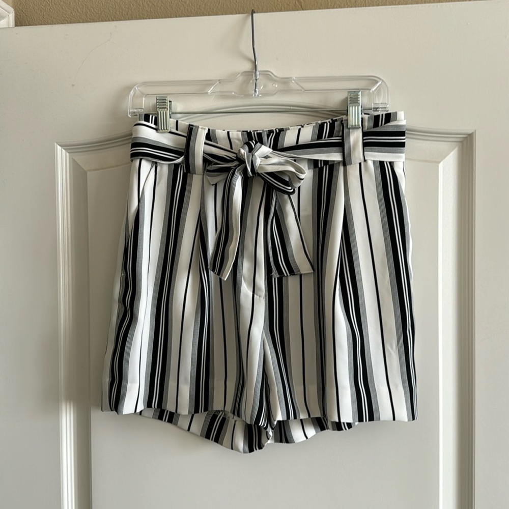 Pleated Shorts with Tie